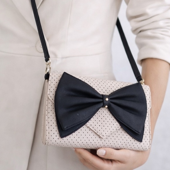 Elegant Cream and Black Bow Crossbody Bag - Picture 11 of 11